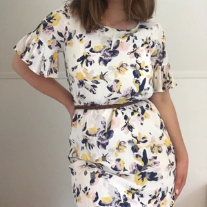 Klänning från Vila - Superfin sommarklänning i storlek S från Vila! Har ett extra vitt tyg under vilket gör att den inte är genomskinlig. Endast använd en gång och i mycket bra skick. Köparen står för frakten. Perfekt klänning till nån lite finare tillställning nu i sommar och tycker den ser extra bra ut med ett skärp runt midjan🥰💛💗😽