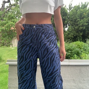 Coola zebra jeans - Säljer mina supercoola zebra jeans som är helt oanvända, storlek S och är långa på mig som är 164! Supercoola!❤️