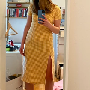 Rutig klänning  - Superfin gul och vit rutig klänning från Zara. Använd typ 2-3 gånger så i nyskick. Storlek m men passar mig som har s jättebra. Köparen står för frakten på 66 kr 💖