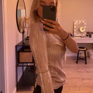 Rosé Blus/topp - Rosé färgad topp med en ärm, köpt på gina storlek 36