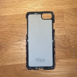 Mobilskal - Ett jätte fint skal från ideal of Sweden. Inte jätte använt men lite kantstött i ena hörnet. Fungerar till iPhone 6/7/8. 