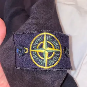 Stone island tröja storlek L, tappat färg men går nog tvätta om den svart, (äkta) certilogo kod skickas vid intresse.