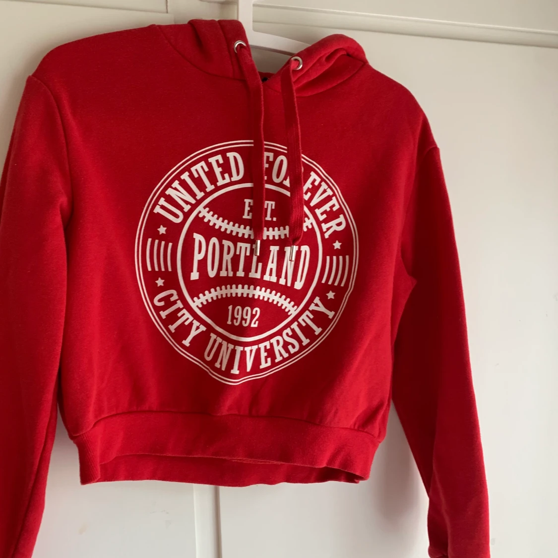 Röd cropped hoodie