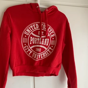 Röd cropped hoodie - Röd cropped hoodie. Knappt använd. Stl S. Kan fraktas men du står för frakten :)