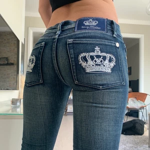 Victoria beckham jeans  - Säljer dessa Victoria beckham jeans som ej säljs längre då de är lite försmå för mig. Jag är 1,66cm lång. Om fler är intresserade blir det budgivning❤️ De är bootcut och lågmidjade! Köp direkt för 550kr inkl frakt