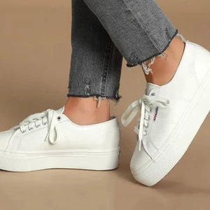 Superga Platform Sneaker Nappa Leather - Sommarens finaste sneaker från Superga, vitt läder med hög vit sula. Sitter som en smäck och passar till i princip allt! Helt nya, endast provade och fortfarande i kartongen. 