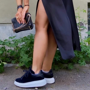 Alexander Mqueen skor!!  - Säljer svarta Alexander Mqueen skor!! Givetvis äkta, skit snygga, älskar dom! Riktigt bra kvalite, inte alls mycket använda. Få boxen till också! Storlek 39, men passar en 38 också! Original pris ligger 5000kr, men säljer för 2200kr!! Buda gärna!