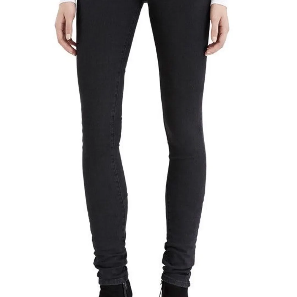 Svarta Acne jeans i storlek 23-34/30 som blivit försmå:/ Hoppas att de hittar ett nytt hem<3 Frakt 66kr. Jeans & Byxor.