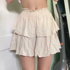 Kjol - Beige kjol från princess polly i linnematerial. Sparsamt använd, som ny! Jag är 165cm. Passar xs/s