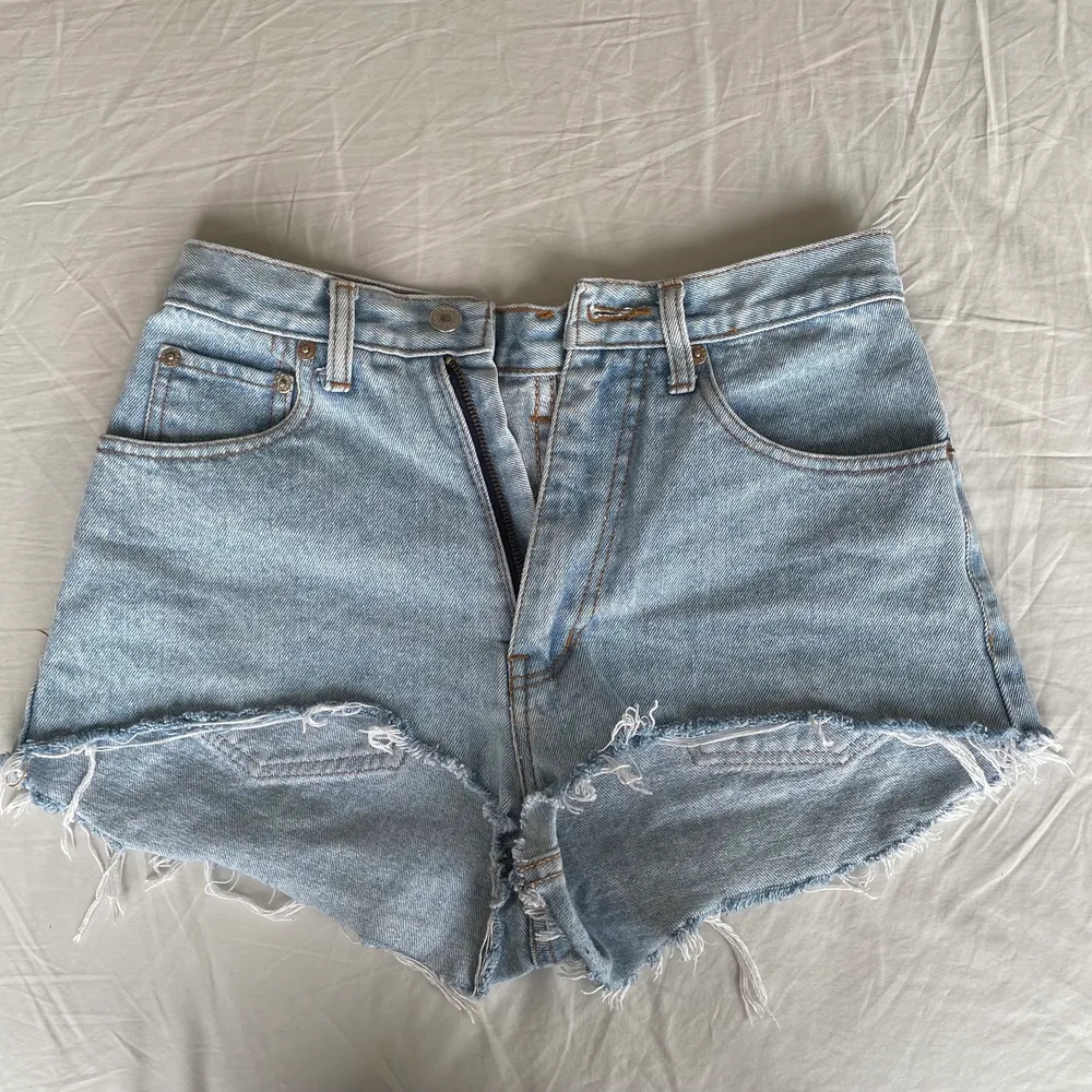 skitsnygga och helt oanvända 501 jeans som jag sedan klippt själv, ljusblå stentvättade💙                               W29 L32. Shorts.