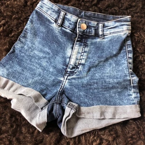 Shorts från H&M storlek 32/XXS - Blå shorts använda några säsonger men fortfarande i fint skick. Stretchiga bra material. 