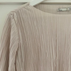 Topp från Nelly  - Fin topp i rosa/beige! Svårt att få en rättvis bild, men finare i verkligheten! Knappt använd så den är i bra skick 😍