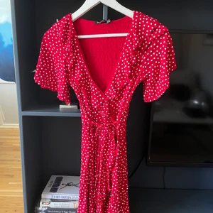 Prickig klänning  - Mjukaste och skönaste klänningen men lite för kort för mig som är 176cm lång. Köpt från Bohoo och använd 2-3 gånger bara. Brukar ha cykelbyxor under! Två mindre hål där snörningen sitter fast men inget som märks, enkelt att fixa annars. Satt fast en säkerhetsnål i urringningen för att hålla den bättre på plats 