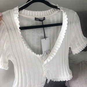 Topp från zara stl S - Topp från zara med etikett 🏷 kvar! Storlek S men passar XS också! Kom privat för mer bilder! Köparen står för frakten 