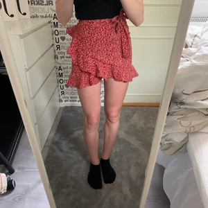 kjol - röd knytkjol från shein i stlk S! säljer pga att den inte kommer till användning!