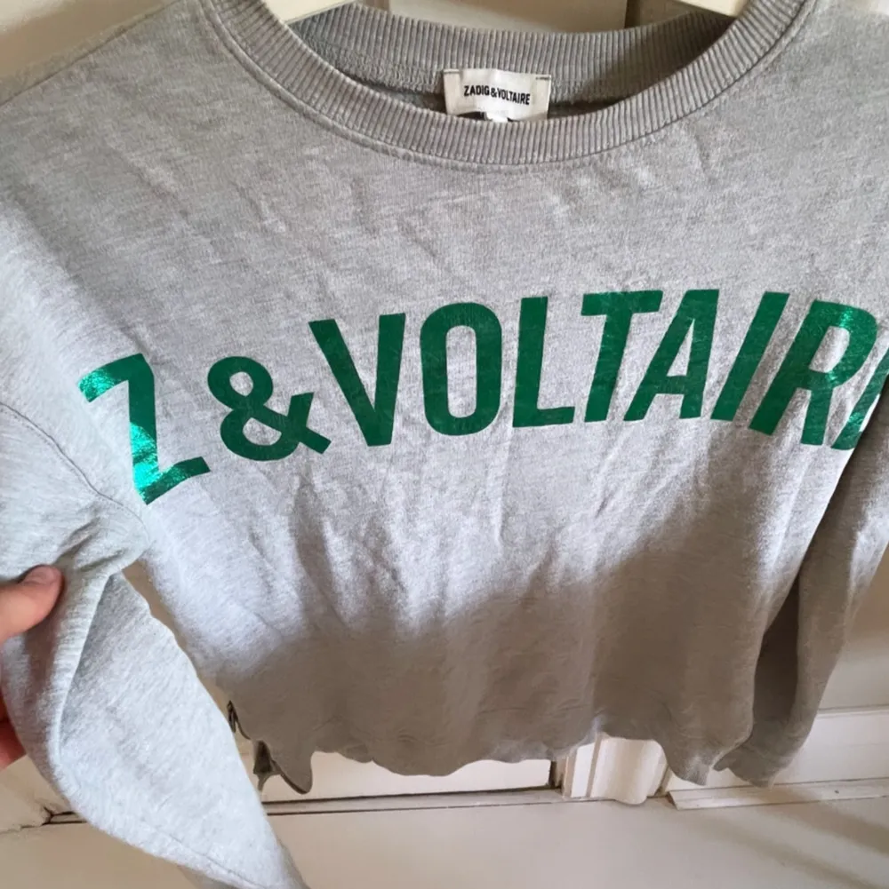 En grå zadig et valtaire sweatshirt. Sparsamt använd och säljer för den inte riktigt kommer till användning längre tyvärr:(. Tröjor & Koftor.