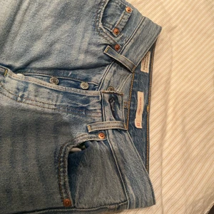 Ribcage Levis jeans  - Helt nya, endast provade 1 gång! Midja: 23 Långd: 27 Ordinarie pris: 1099kr Nypris: 200kr