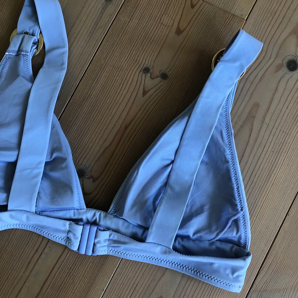 Light blue / lilac triangle bikini from French brand Etam. Golden metallic details. Possible to adjust the straps.. Övrigt.