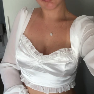 Vit blustopp - En fin vit blus som inte blir för varm eftersom att den är luftig 