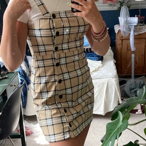 Klänning - Klänning som är söt med en t shirt under. Storkle 40 men är mer som en 38. Jättebra skick då den ör anvönd max 3 gånger!!