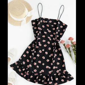 Somrig klänning - Säljer denna supersöta klänning då den inte kommer till användning. Bra skick, dragkedja på sidan, banden är inte justerbara.  💙köpare står för frakt💙