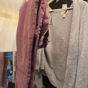 Lila byxor - Svårt att få med den rätta bilden men snarlikt , super coola lila byxor oanvända!