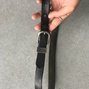 Skärp Bälten - Två bälten i läder. 20 kr /st