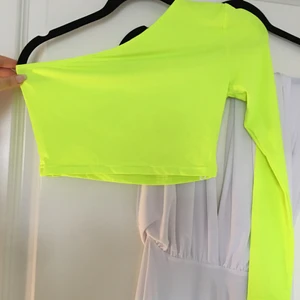 Topp  - Neon off shoulder topp i storlek S. Aldrig använd, fint skick 