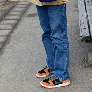 Weekday jeans - Säljer dessa mörkblåa weekday jeans då jag har två par! Jeansen är i nyskick och endast använda någon gång. (Bilderna är lånade) jeansen är i W24L34 och passar mig som vanligtvis har mellan strl 34-36🥰nypris är 500kr🥰