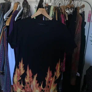 T shirt - Cool tröja med flammor💓🔥 kan mötas upp annars står köparen för frakt💓