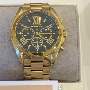 Michael Kors klocka - Säljer en Michael Kors klocka. I väldigt bra skick och kommer med extra länkar som man kan lägga till/ta bort