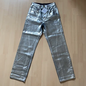 Gina Tricot Icona Pop Jeans - Icona Pop edition jeans, aldrig använda i strl 36. Rätt liten i storlek med hög midja. Prislapp kvar, nypris 699kr. 