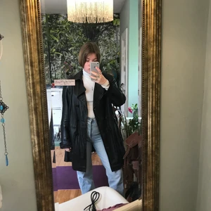 Svart Skinnkappa - Cool skinnkappa/jacka i äkta skinn!!🤩 köpt second hand och fortfarande i bra skick. Tyckte dock att den var lite stor på mig som vanligtvis bär S. Slå till och gör ett kap😎