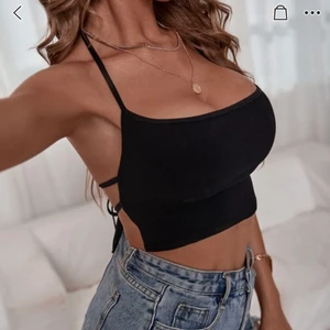 Svart topp  - Säljer då min svarta topp ifrån shein då den va för stor, endast testad