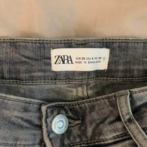 Som beskrivningen lyder, ett par gråa jeans från Zara. Storlek 38, motsvarar typ S/M. Använda en gång, för att de va stora på mig. Ankellängd. 