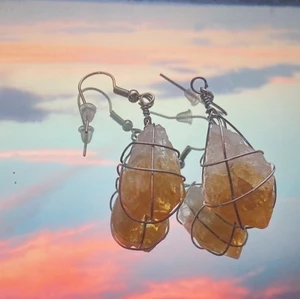 Citrin örhängen - Örhängen med rå citrin ✨ Citrin är en positiv sten som gör att vi ser det ljusa i tillvaron. Den hjälper oss med uttryck i sociala sammanhang. Om du vill stärka självförtroendet och tilliten till den egna förmågan att skapa och vara, ska du bära citrin.