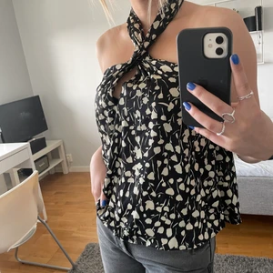 Zara topp - Säljer denna topp från zara! Den är slutsåld och är i storlek 36. Jag har använt tröjan 1 gång. Säg gärna till vid andra frågor!💕