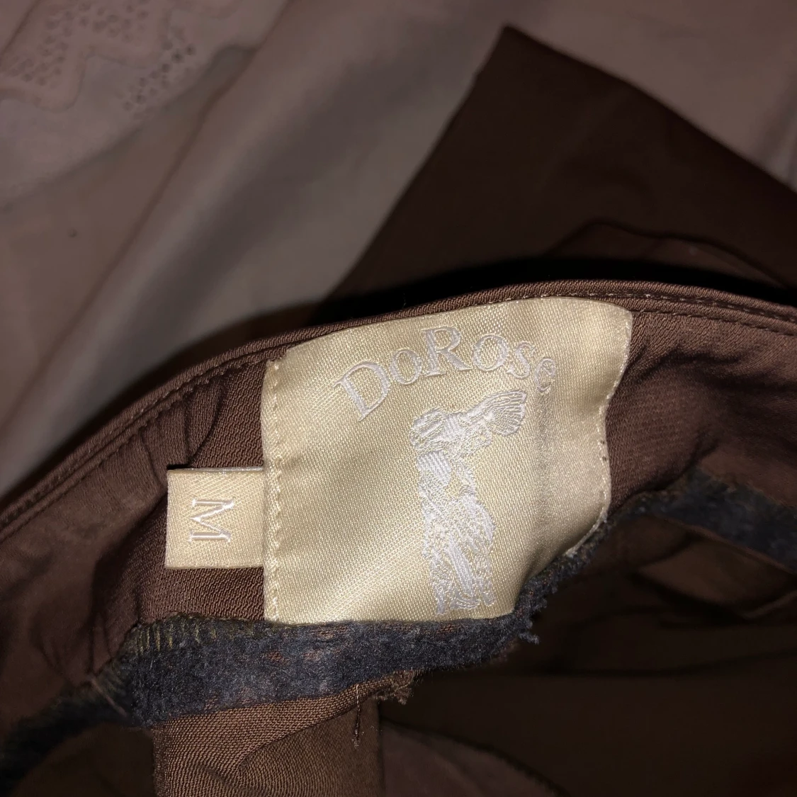 Lågmidjade bruna kostymbyxor  - 91