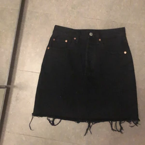 Svart jeanskjol från Levis  - Aldrig använd! Köpt för ca 2 år sedan. Original pris runt 550kr