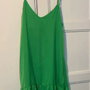 Grön klänning - En grön klänning från bikbok, skit snygg men för liten👌🏻(lånad bild men klänningen är helt ny med kvar prislapp så ser exakt likadan ut)