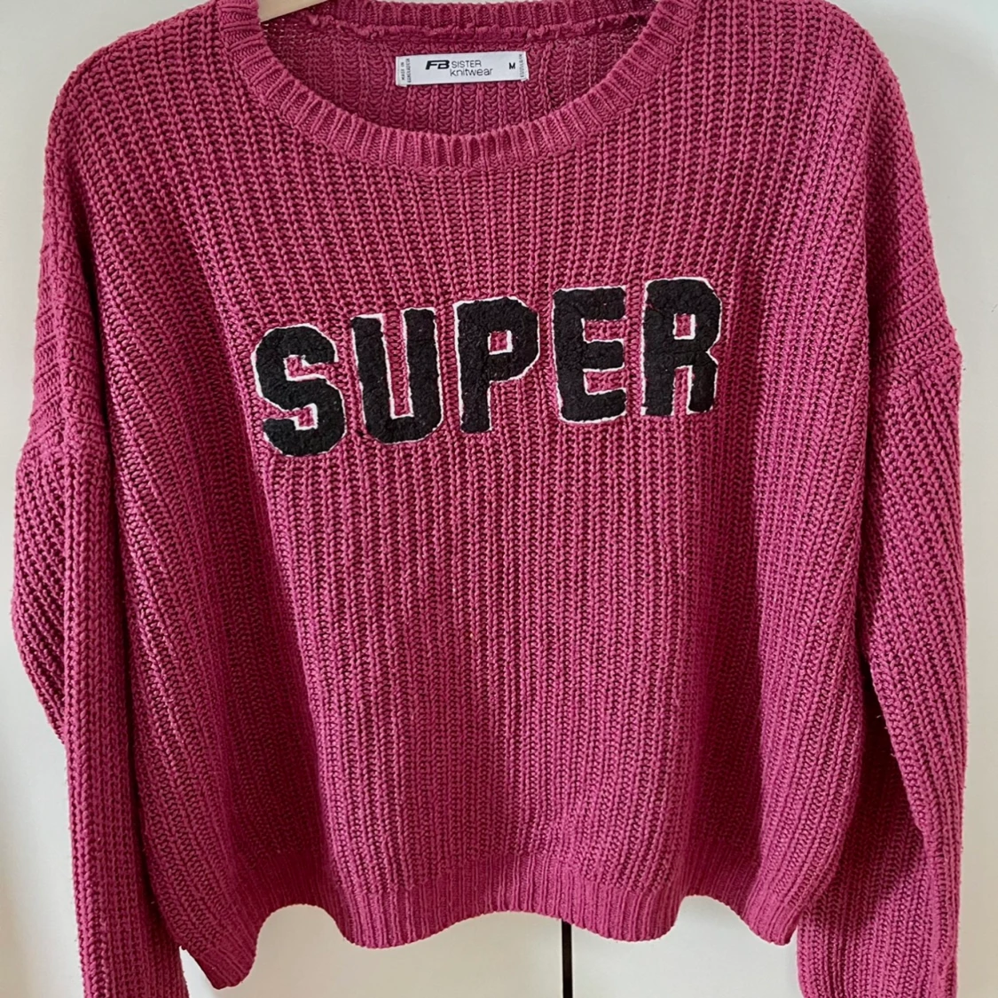 En ljus lilla stickad tröja 