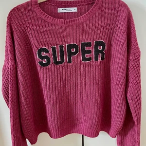 En ljus lilla stickad tröja  - Jag säljer den här fin lilla tröjan eftersom jag tycker att den är inte längre min smak. Den passar för både personer som har på sig xs och s inte bara M. 