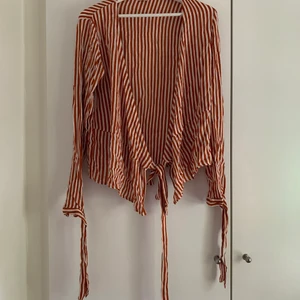 Fin omlott-topp, strl S - Röd- och vitrandig omlott-topp som knyts, strl S