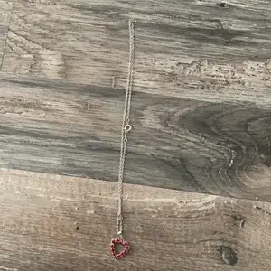 Ett halsband med ett rött hjärta!