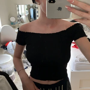 Tröja - Svart off-shoulder tröja. Kontakta mig vid fler bilder eller andra frågor 🤍