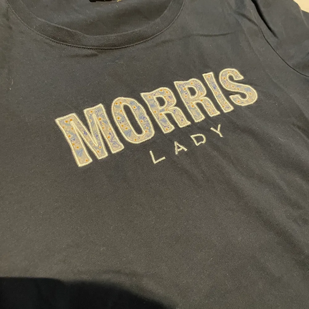 Morris t-shirt i en fin marinblå färg. Väldigt skön kvalitet🥰 Hör av er om ni har några frågor.😊. T-shirts.