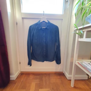 Lee skjorta storlek S - Jeansskjorta från Lee i storlek S. Använd ett flertal gånger men i fint skick. Köparen står för frakt. 