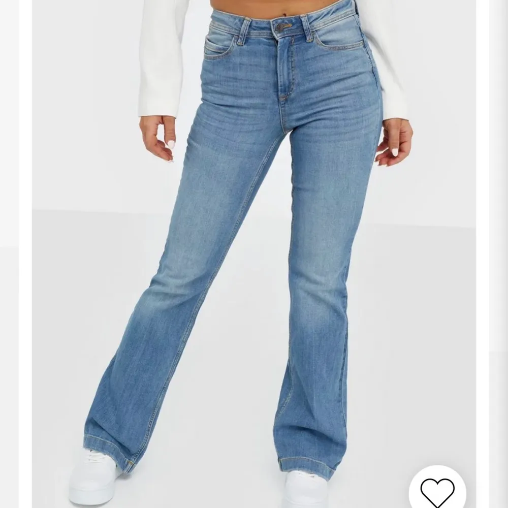 Säljer dessa jeans köpa från Nelly. De är i storlek     W25/L32 och är endast testade. Hör av dig vid intresse eller frågor! 💙💙. Jeans & Byxor.