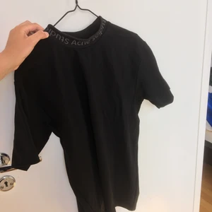 Acne studios  - T-shirt från Acne. Passar mig som vanligtvis har S/M. Inköpspris 1700 kr.