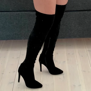 NYA Höga oveeknee stövlar - Stl 37 - Helt nya overknee stövlar som är lätta att dra på men dragkedja i sidan - Aldrig använda - material mocka imitation 